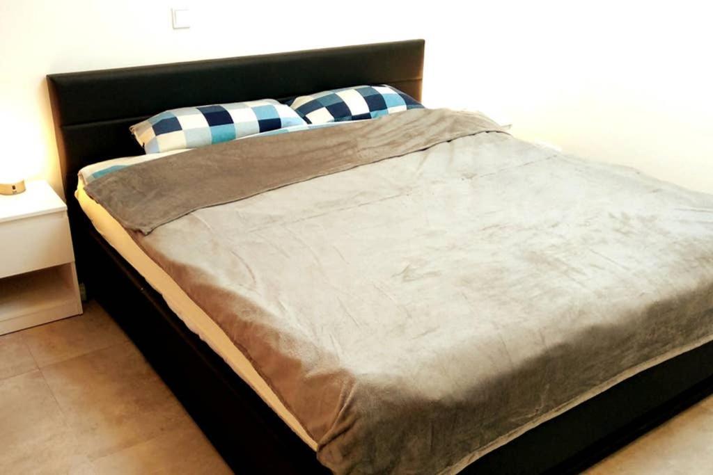 Pearl Studio Apart - King Bed - Netflix - Projector - Fast Wi-Fi トリーア エクステリア 写真